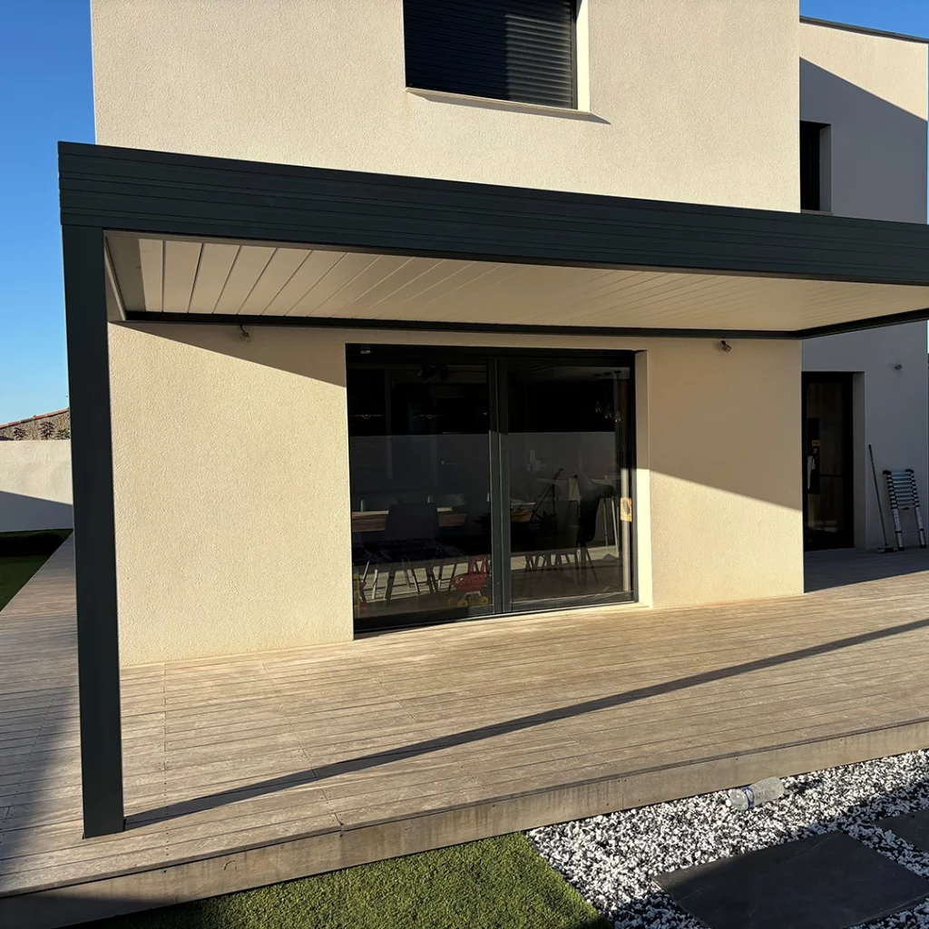 pergolas bioclimatique var sur villa jaune